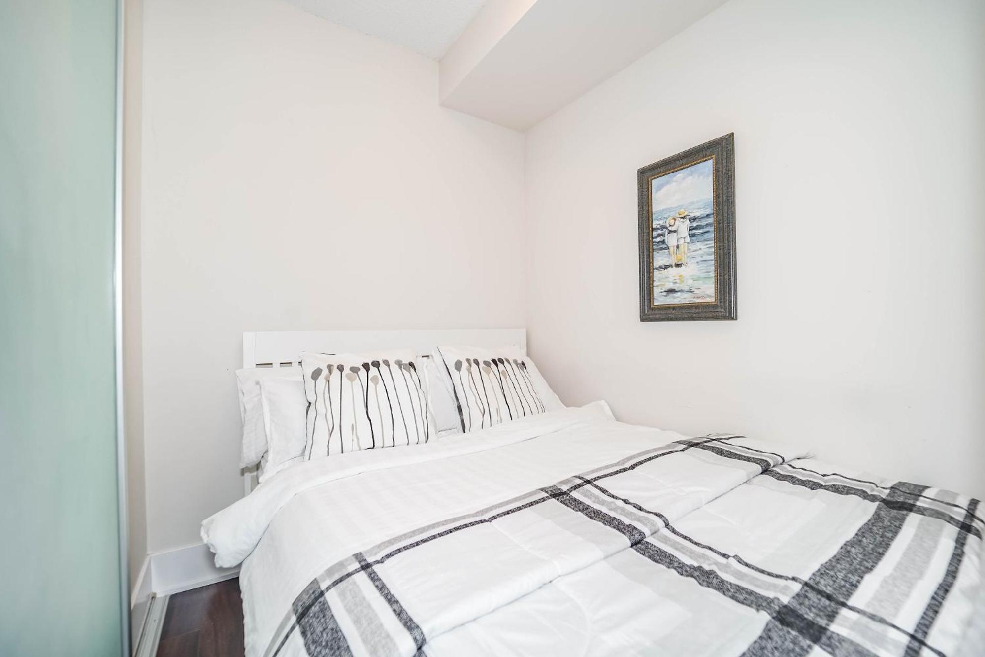 Chol Furnished Suites Heart Of Downtown Toronto, 2 Beds, Free Parking, Cn Tower View Extérieur photo