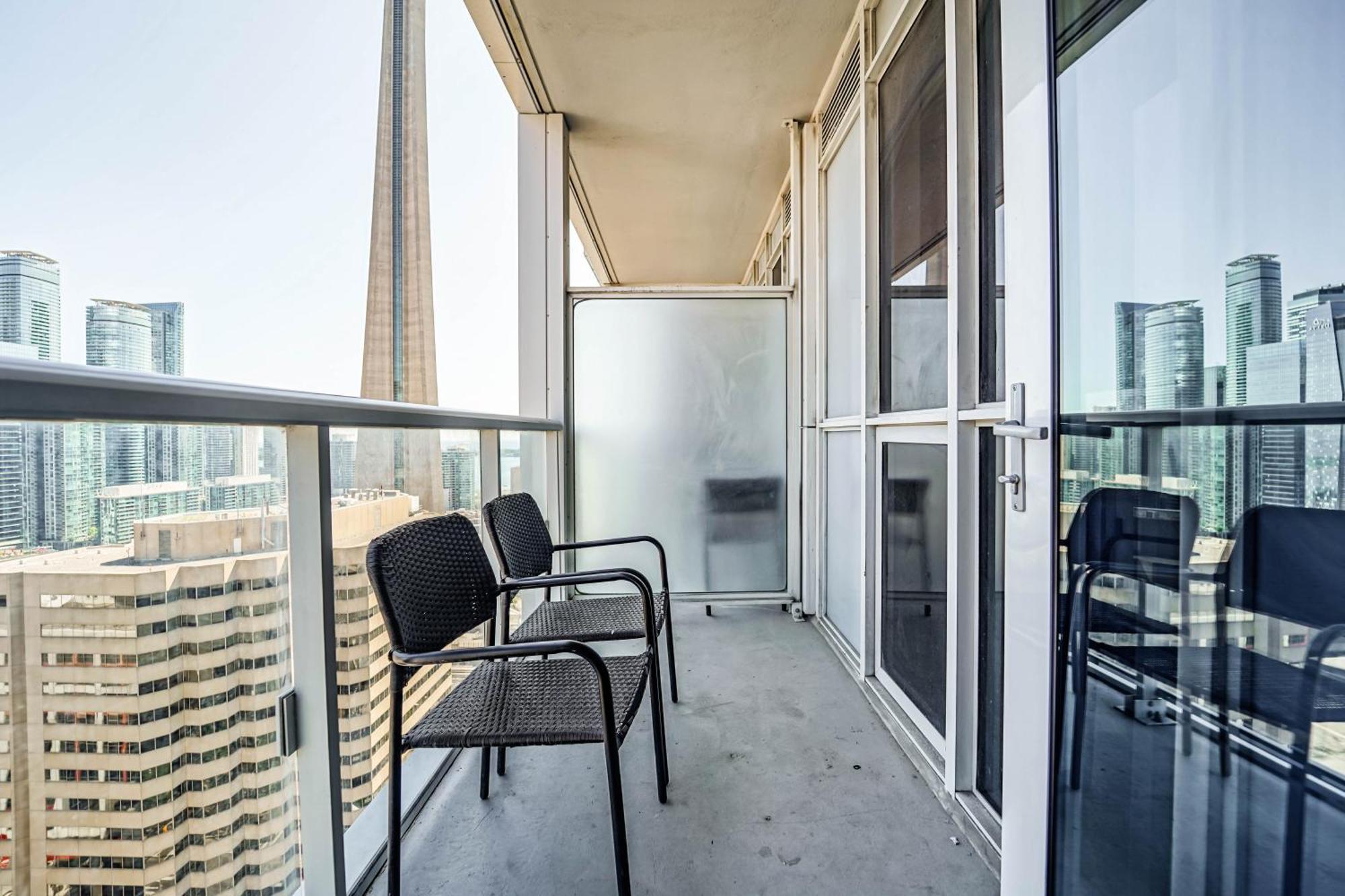 Chol Furnished Suites Heart Of Downtown Toronto, 2 Beds, Free Parking, Cn Tower View Extérieur photo