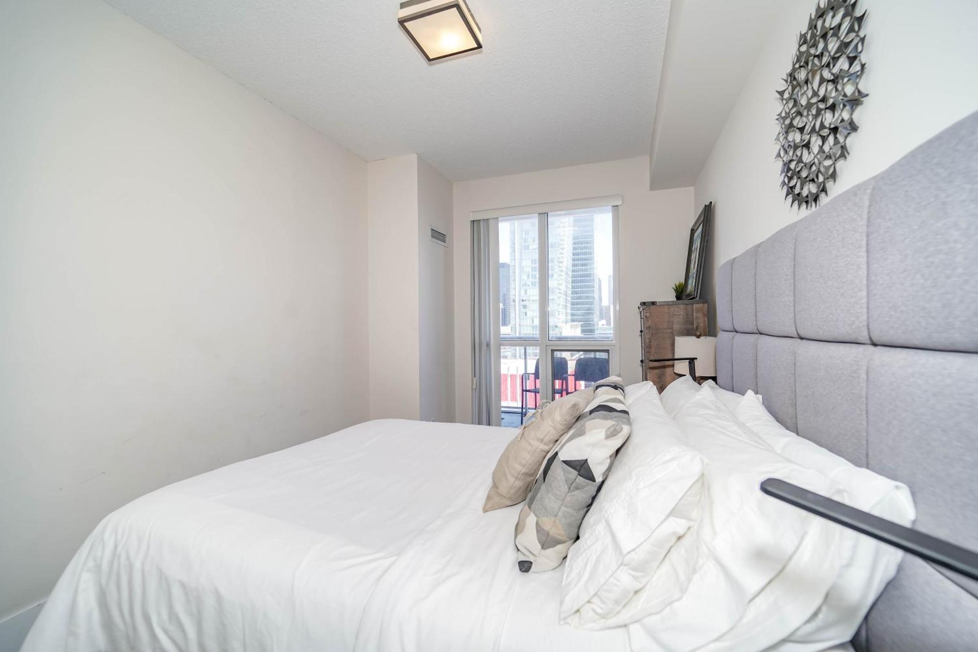 Chol Furnished Suites Heart Of Downtown Toronto, 2 Beds, Free Parking, Cn Tower View Extérieur photo