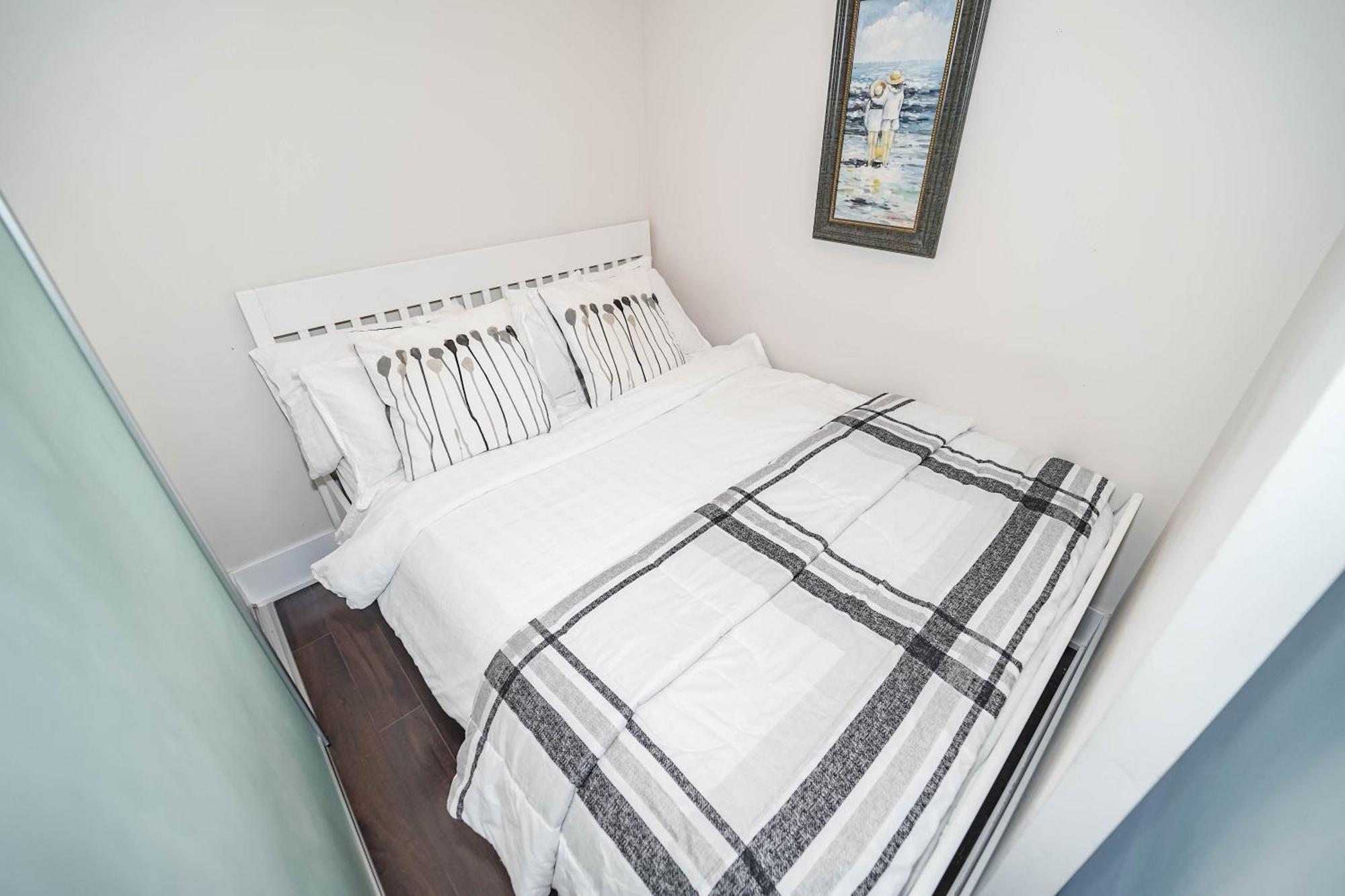 Chol Furnished Suites Heart Of Downtown Toronto, 2 Beds, Free Parking, Cn Tower View Extérieur photo